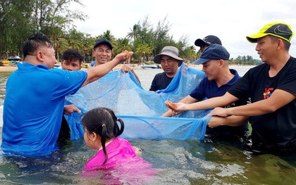 Ruốc vô bờ đỏ biển Phú Quốc, chủ khách sạn và khách kéo nhau xúc ruốc, kéo cá