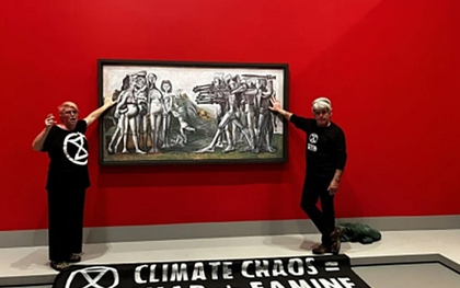 Hai người biểu tình dán tay vào tranh quý của danh họa Picasso