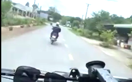 Người đàn ông đi xe máy lạng lách cản trở xe cứu thương bị tước bằng lái 2 tháng