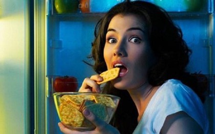Những tác hại nguy hiểm của việc ăn tối quá muộn