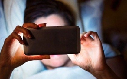 Bạn đến thăm nhà, bố ngượng chín mặt khi phòng con gái liên tục phát ra tiếng động lạ