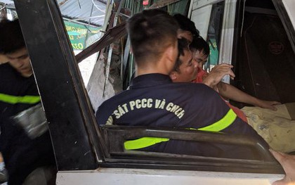 Hà Nội: Giải cứu tài xế mắc kẹt trong cabin do húc sập tường nhà dân