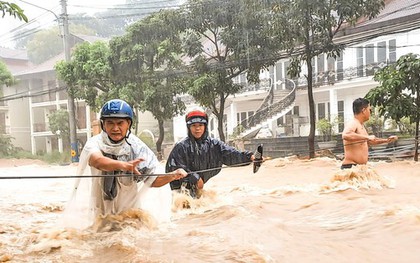 Căng dây giải cứu người đàn ông mắc kẹt giữa dòng nước dữ