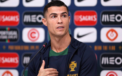 Ronaldo bất ngờ xuất hiện ở họp báo, yêu cầu phóng viên để yên cho đồng đội