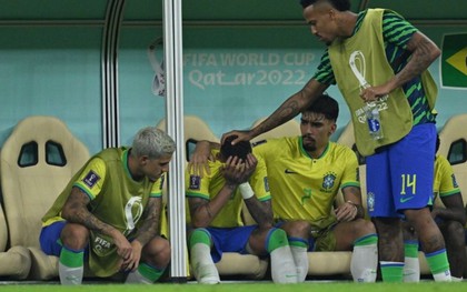 Neymar bật khóc vì chấn thương, mắt cá chân sưng vù