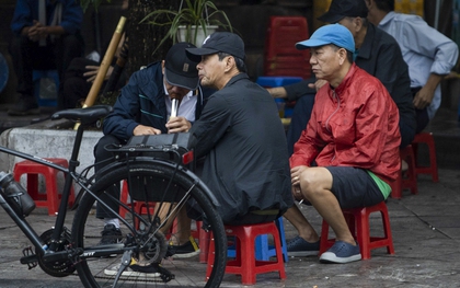 Hà Nội sáng nay: Người dân co ro trong đợt không khí lạnh đầu tiên của mùa đông