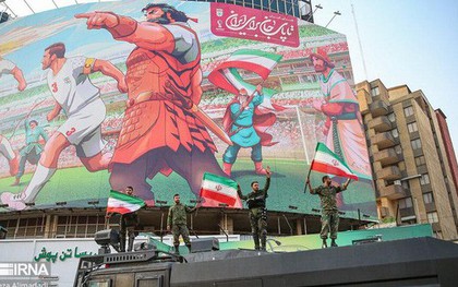 Cách Iran ăn mừng chiến thắng: đi bão bằng ôtô, phát kẹo, lính đặc nhiệm phất cờ trên xe bọc thép