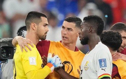 Ronaldo nói gì với Diogo Costa sau màn "chết hụt" của Bồ Đào Nha?