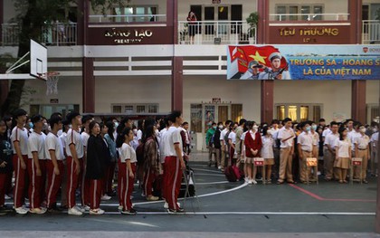 Hiệu trưởng và học sinh iSchool mặc niệm tưởng nhớ nam sinh qua đời