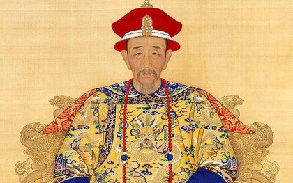 Cách dạy con cực nghiêm khắc của hoàng đế Khang Hy: Đi bộ 5km tới lớp, học đến 16 tiếng/ngày, đọc sách 120 lần mới thôi!