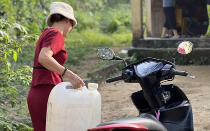 Trường học 2 không, đi vệ sinh thì phải... vào rừng