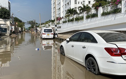 TP.HCM: Nước ngập hơn 12 tiếng chưa rút, phương tiện chết máy la liệt