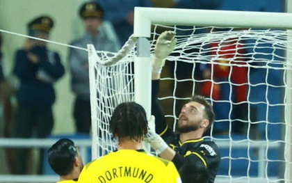 Thủ môn Dortmund "tác động vật lý" làm bung khung thành sân Mỹ Đình