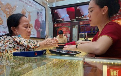 Nhiều người dốc tiền mua vàng, chờ "lướt sóng" dịp Tết