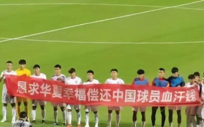 Sự thật gây sốc sau băng rôn đòi nợ của cầu thủ Trung Quốc: Bị quỵt lương, tự bỏ tiền túi đi lại, đội chỉ có 1 thủ môn