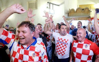 Các CĐV Argentina và Croatia ‘chiến đấu’ căng thẳng từ trước giờ bóng lăn