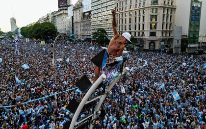 Fan mạo hiểm tính mạng ăn mừng Messi và Argentina vào chung kết World Cup 2022