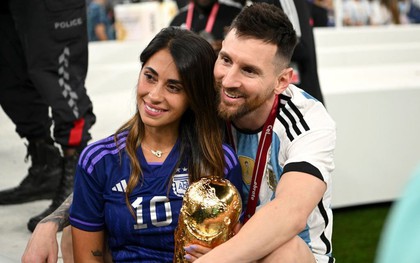 Khoảnh khắc tình nhất World Cup 2022: Messi hạnh phúc ôm vợ và cúp vàng thế giới vào lòng