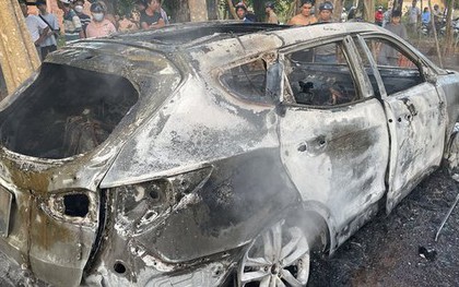 Trong chớp mắt, ô tô 7 chỗ cháy rụi trước sự ngỡ ngàng của nhiều người