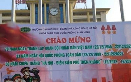 Đình chỉ 2 cán bộ trường đại học vì in pano có hình cờ Trung Quốc