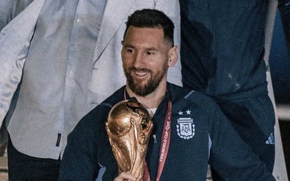 Khoảnh khắc đẹp: Messi cưng nựng cúp vô địch World Cup như báu vật tại quê nhà Argentina