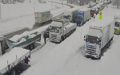 Tuyết rơi kỷ lục ở Nhật Bản gây tắc đường trên cao tốc