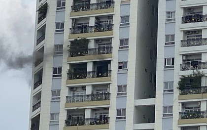 TP.HCM: Cháy căn hộ ở tầng 11 chung cư, cảnh sát dùng xe thang cứu 8 người