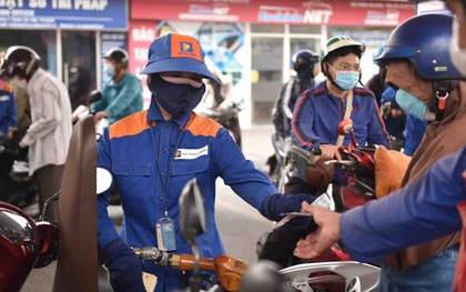 Người dân đang bị ép mua xăng "xịn" giá cao?