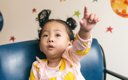 Con gái 2 tuổi mọc nhiều lông, mẹ đưa đi khám dậy thì bất ngờ phát hiện bệnh lạ