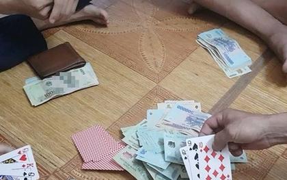 Bắt quả tang trạm trưởng y tế xã đánh bạc