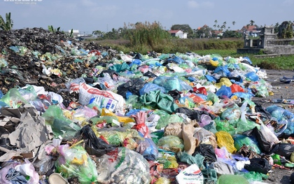 Hải Phòng: Bãi rác trung chuyển âm ỉ cháy, người dân phải đeo khẩu trang đi ngủ