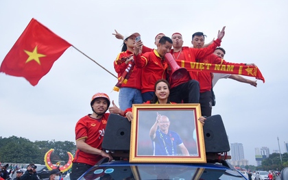 Hàng nghìn CĐV đổ về sân Mỹ Đình trước trận Việt Nam vs Malaysia