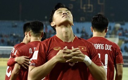 Quế Ngọc Hải gây sốt với kiểu ăn mừng "đi ngủ" của Ronaldo