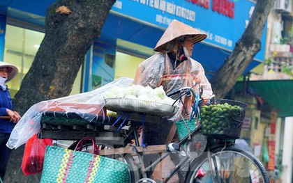 Người lao động ngoài đường phố Hà Nội quay quắt mưu sinh dưới mưa rét