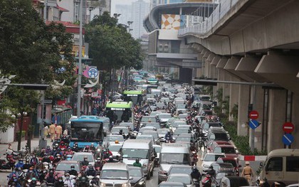 Hai người đi xe máy thương vong sau va chạm xe bồn