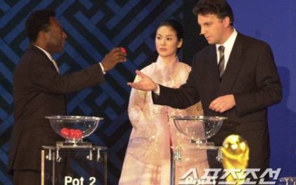 Song Hye Kyo gặp huyền thoại bóng đá Pele ở World Cup 2002