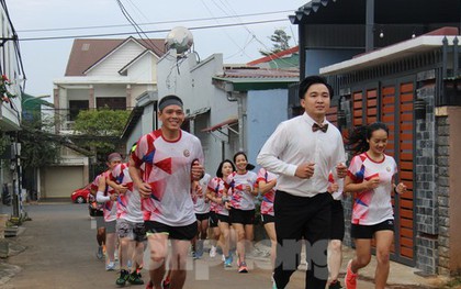 Chú rể cùng 30 người chạy bộ hơn 31 km đi đón dâu