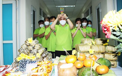 Những giây phút thiêng liêng đầu năm mới ở tuyến đầu chống dịch COVID-19