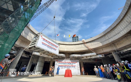 Giữa năm nay tàu Metro ở Sài Gòn chạy thử nghiệm, nhà ga ngầm trung tâm Bến Thành đã dần rõ dáng rồi!