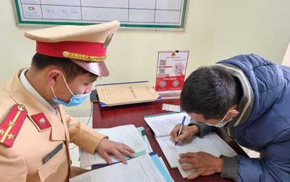 Xử lý nhiều "cò mồi" tranh giành khách vãn cảnh chùa Hương