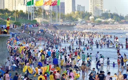 Du khách khắp nơi đổ về, bãi biển Vũng Tàu đông nghẹt