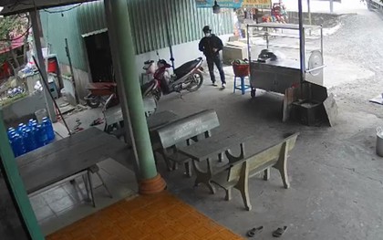 Hai tên trộm bị truy đuổi 7km, dùng mũ bảo hiểm ném lại người dân nhưng không thoát