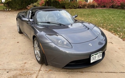 Tesla Roadster đời đầu được bán với giá kỷ lục hơn 250.000 USD
