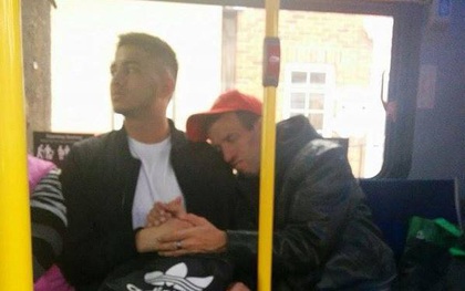 Đang đi xe buýt, chàng trai trẻ bị người đàn ông bên cạnh nắm tay, tưởng hành vi quấy rối nhưng câu chuyện khiến MXH xúc động