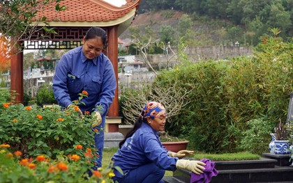 Chuyện những người phụ nữ "ôm đồm" việc tâm linh của thiên hạ cả kỳ nghỉ Tết