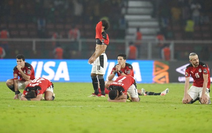Mane tiến đến an ủi, Salah và đồng đội vẫn gục khóc sau loạt luân lưu cân não