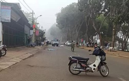 Taxi tông chết người đàn ông đắp chăn nằm giữa đường