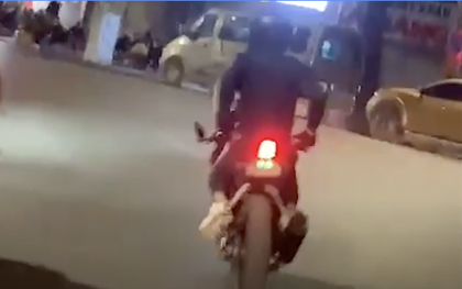 Nam thanh niên đi xe phân khối lớn thả hai tay, khi bị bắt khai "mua bằng"