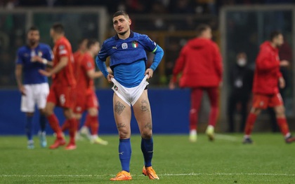 Dàn trai đẹp Italy thất thần như "mất sổ gạo" khi thua sốc đối thủ tí hon, lại phải ngồi nhà xem World Cup