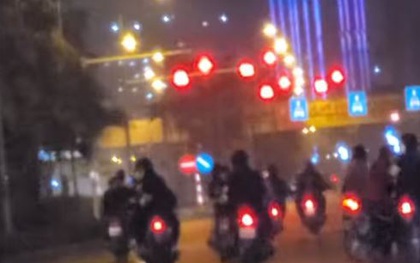 Nhóm thanh niên cầm gậy, phóng xe vượt ẩu, bấm còi inh ỏi gây náo loạn phố Hà Nội